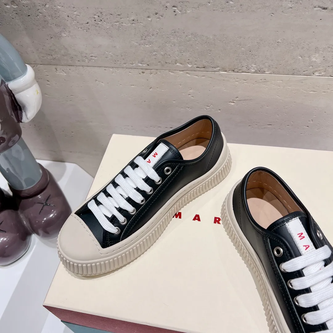 👟👟Ex-factory price 480👟👟 (exclusive top quality) Marni|Mary Jane big head doll shoes‼ ️Upgraded outsole, consistent lasting process with the original version, upgraded to the latest official original packaging‼ ️ Mani’s incomparable and versatile white shoes! I'm tired of the regular white shoes, so I bought a pair of different style thick-soled big-toe shoes. Paris International Fashion Week catwalk model, purchase-level version, all Internet celebrities wear it, Song Zuer, Zhao Lusi, Huo🔥 Show... [4.5cm increased sole] Not bulky, light and soft, comfortable on the feet! It feels very good on your feet and doesn't scratch your feet at all! Extremely comfortable! Daily travel! Wear whatever you like regardless of the occasion, no fear of any dress code, no pressure to dress! ✔Upper: imported cowhide fabric ✔Inner lining: lambskin lining ✔Outsole: exclusive original molded 1:1 rubber outsole! Floating beige is not completely white. Difference between market currencies We are different‼ ️ ✔𝐒𝐢𝐳𝐞: 35-40